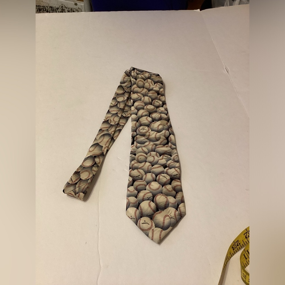 Museum Artifacts Vintage All Silk Necktie
